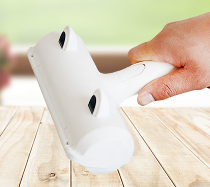 Detailed shot showing how the Yap & Paw™ Roller picks up even tiny, hard-to-see pet hairs.